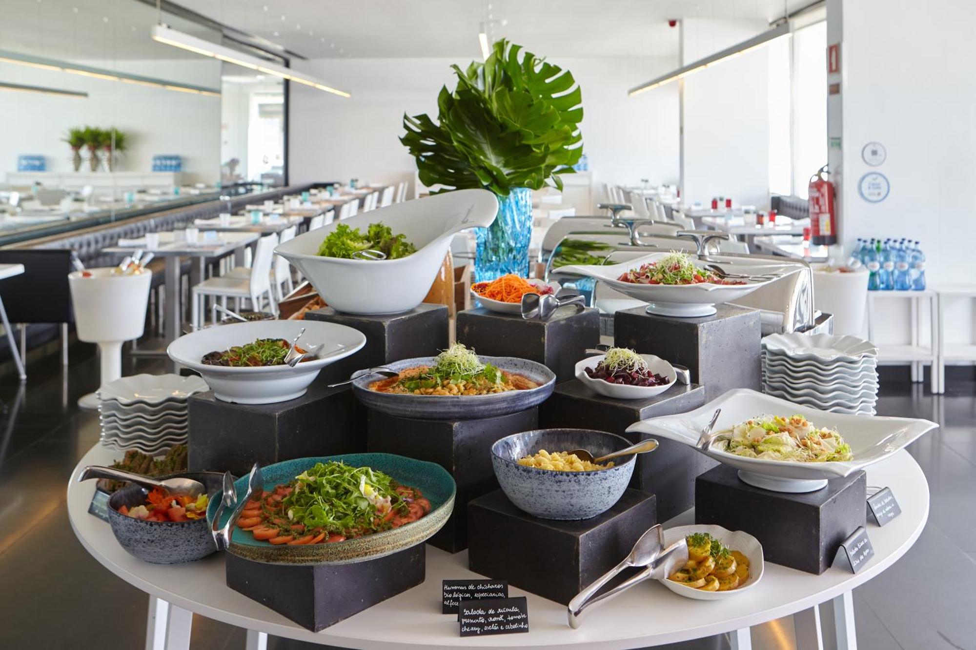 Altis Belem Hotel & Spa, A Member Of Design Hotels Lisboa Kültér fotó A buffet at a restaurant