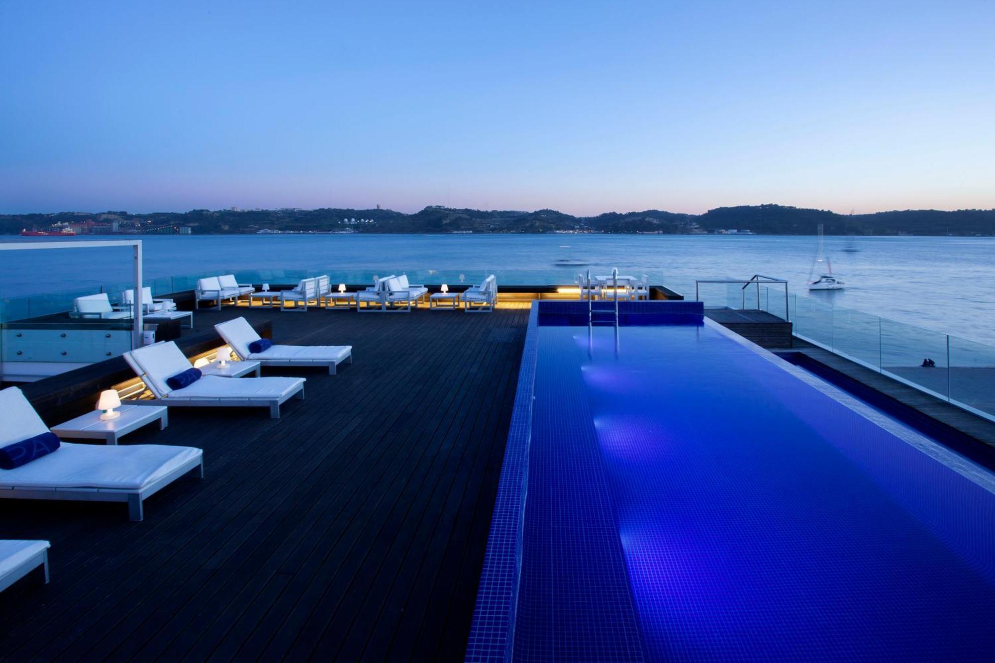 Altis Belem Hotel & Spa, A Member Of Design Hotels Lisboa Kültér fotó The rooftop pool at the Hotel Lone